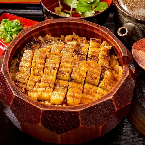 香ばしく仕上げる名物ひつまぶしと薬味香る出汁茶漬けまで楽しむ贅沢な締めの一膳料理
