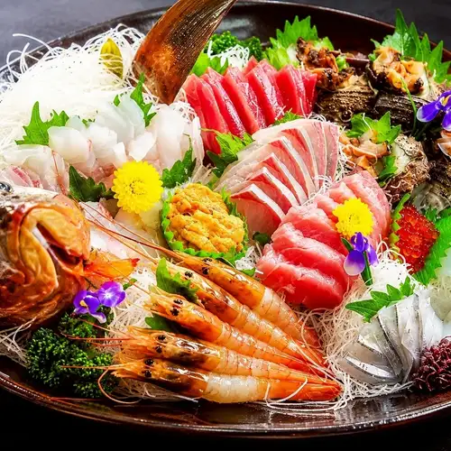 市場直送の旬魚を贅沢に盛り込む刺身盛り合わせと季節を感じる鮮度自慢の海鮮逸品料理