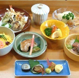 目利きした新鮮素材、湯沸かし立てのハモなど、旬の食材で綴る季節の味わいをどうぞ。