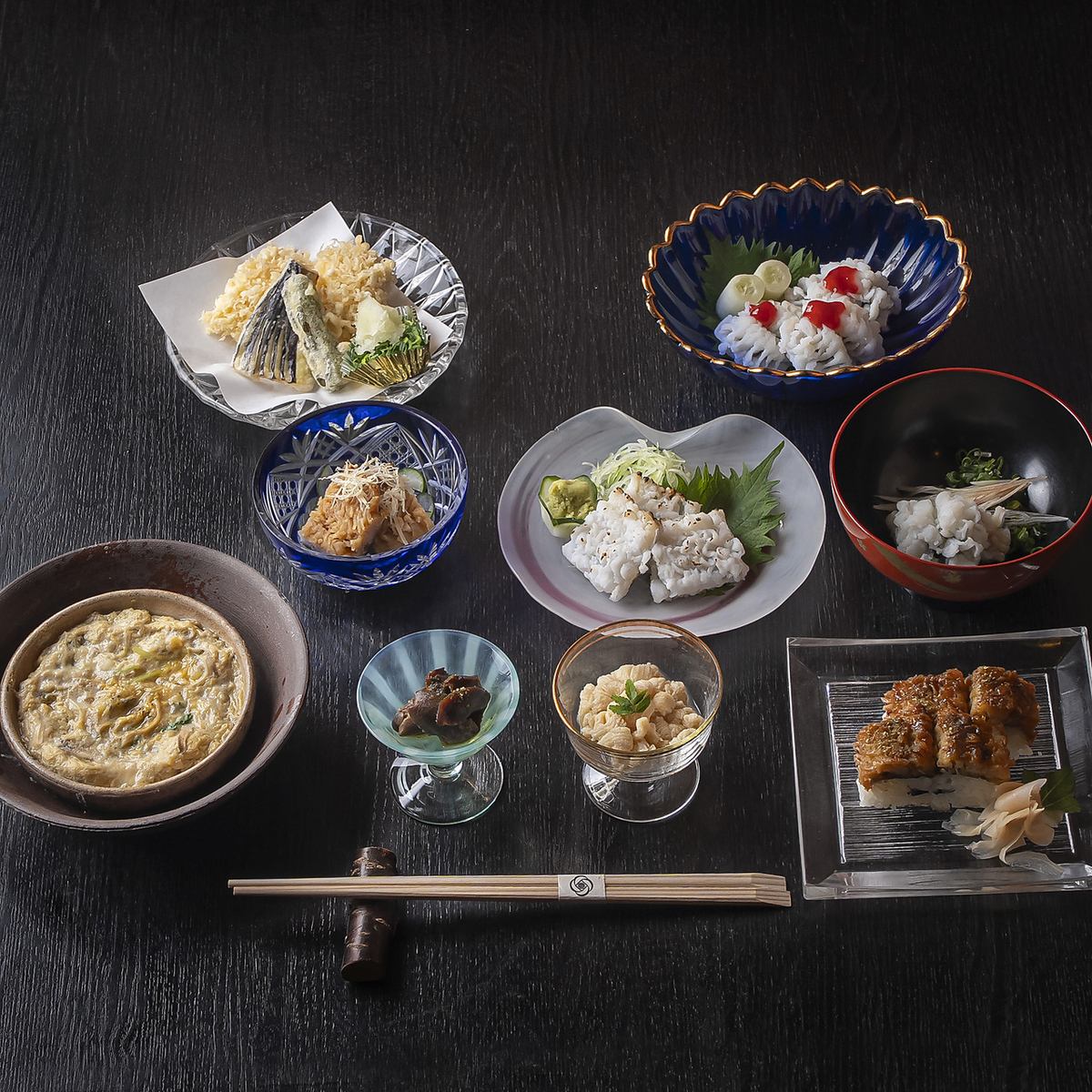 目利きした新鮮素材、湯沸かし立てのハモなど、旬の食材で綴る季節の味わいをどうぞ。