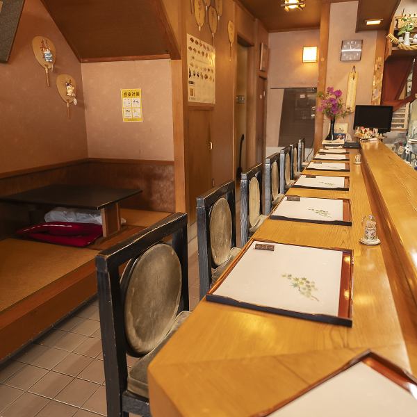 1階の小規模な集まり向けに設けられたお席は全10席ご用意。カウンターやコンパクトなテーブルを中心に設計し、プライベート感を大切にしています◎落ち着いた雰囲気が漂い、ゆっくり語り合える安心の空間♪お客様同士の距離感を程よく保ちつつ、心地よいひとときをもたらします☆