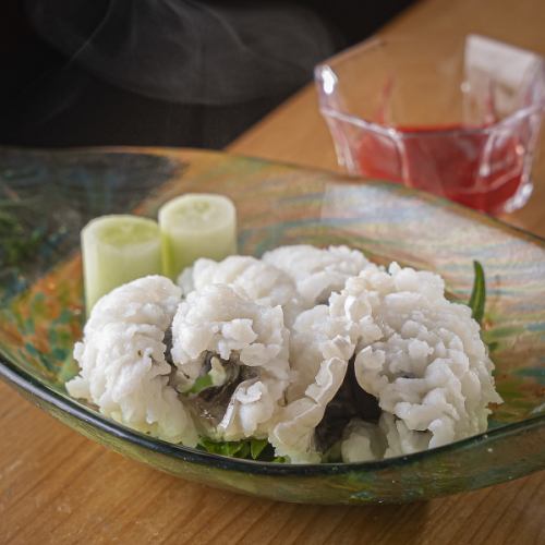 工匠运用精湛技艺，力求保留食材的每一丝风味。
