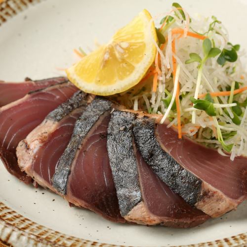 Tataki bonito with plenty of condiments