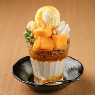 芒果周围的玻璃冻糕