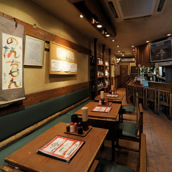The log house-style interior has a cozy atmosphere.Have a relaxing time with your family and colleagues.Of course, one person is also welcome.You will be healed by the cute hanging scroll that makes you feel Japanese at the counter seat.