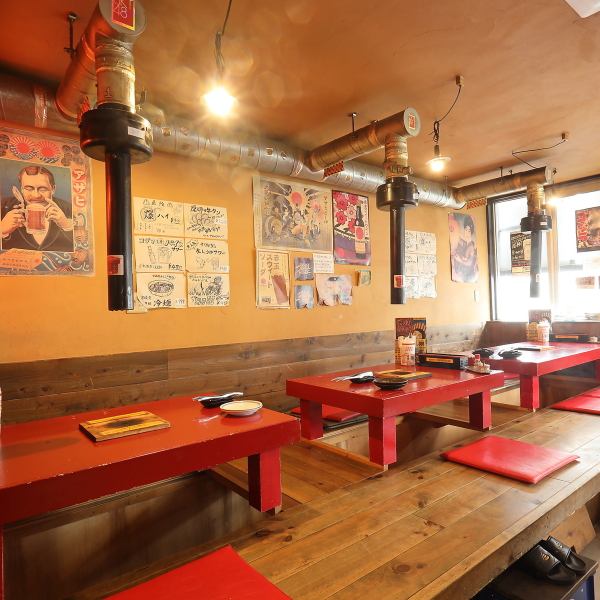 【昭和レトロな雰囲気の店内】ゆっくりとお食事を楽しめる、どこか懐かしい昭和のノスタルジックな空間です♪カウンター席や、広いテーブル席、小上がりの座敷席は掘りごたつ式、座敷は全席結合可能なので最大12名まで座れます。様々なシーンにご対応可能です◎