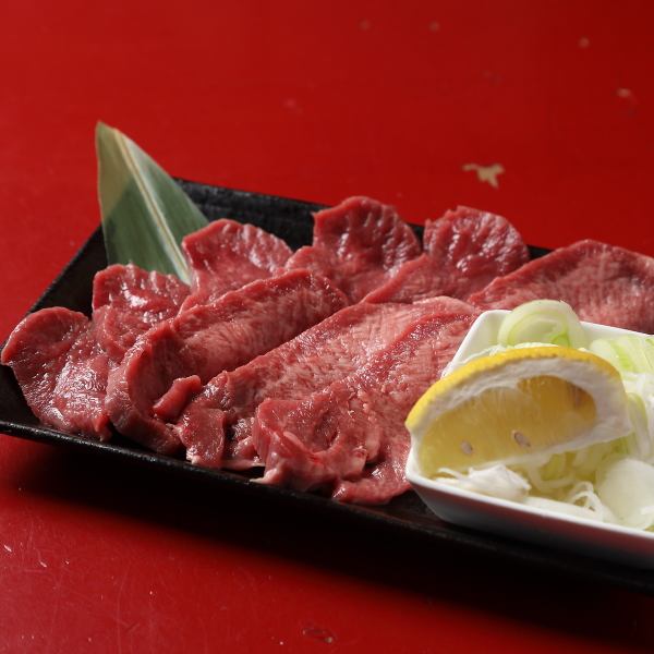 贅沢な肉質と風味を楽しめる、「厚切り牛タン塩」