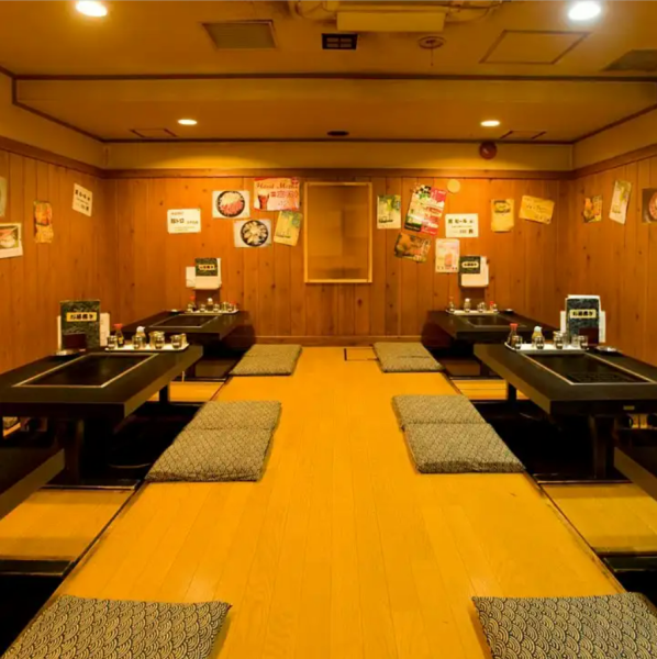 【全席喫煙可】ゆったりとしたお座敷席では最大30名様まで貸切可能♪掘りごたつタイプのため足元もラクラク、ご宴会にも最適の作りとなっております。お店まるごと貸切なら最大48名様までご利用可能です。歓送迎会や忘新年会などの会社宴会はもちろん、部活の集まりなどにも◎貸切のご相談はお気軽にお電話下さい。