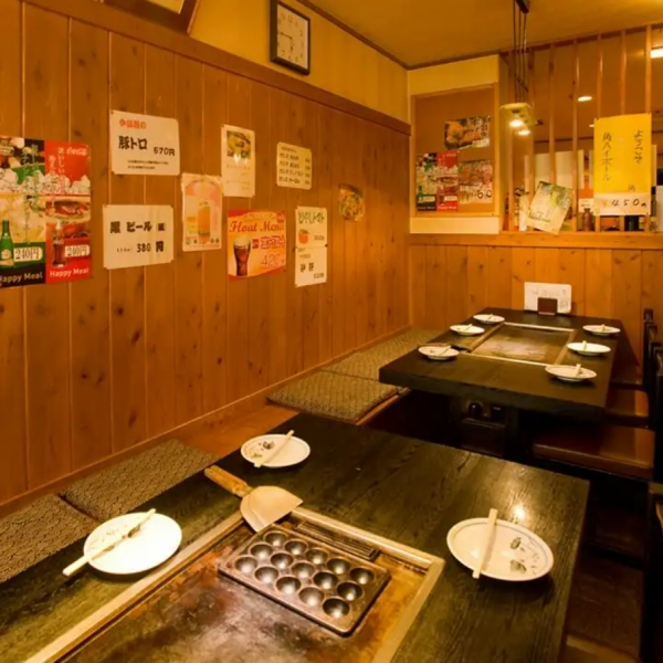 【最大14名の半個室席有り】カジュアル宴会にぴったりの半個室席は最大14名までご利用OK♪鉄板を囲んで広々とお食事をお楽しみいただけます。お席での喫煙も可能となっております。当店では２H飲み放題付きのご宴会コースもございますので、気軽な飲み会や女子会、地元のお集まりで是非ご利用下さい。