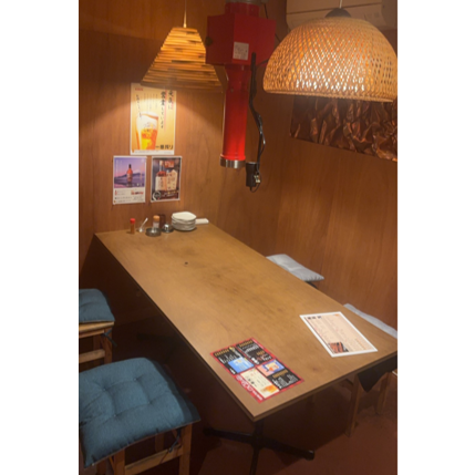 【親しみやすい大衆的な空間】店内は誰でも気軽にお立ち寄りいただける、昔ながらの温かい雰囲気が魅力です。テーブル席は、お仕事帰りのサク飲みから中規模のご宴会まで柔軟に対応いたします。駐車場も8台完備しており、お車でのご来店も安心です。