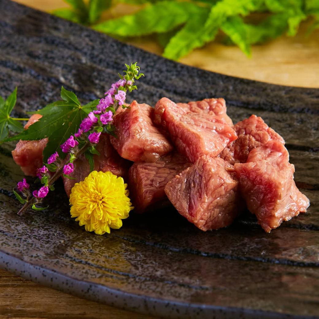 很多精緻的肉類菜餚，如A4和牛牛里脊牛排♪