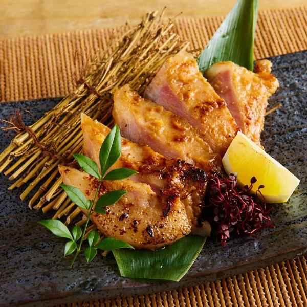 可以品嚐到使用新潟有名的土雞製作的西京燒等名產料理，還有種類繁多的新潟名產。
