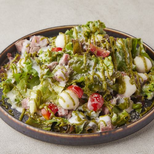 Diced roast beef and mozzarella basil Caesar salad
