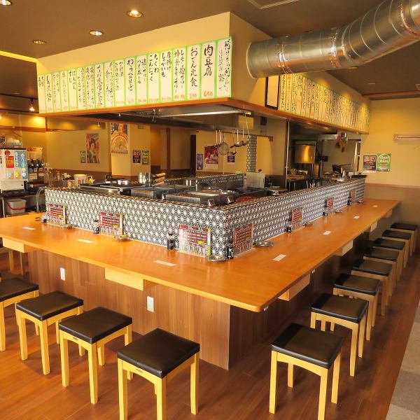 コの字カウンター席は圧巻の26席！会話もお酒もすすむこと間違いなし！