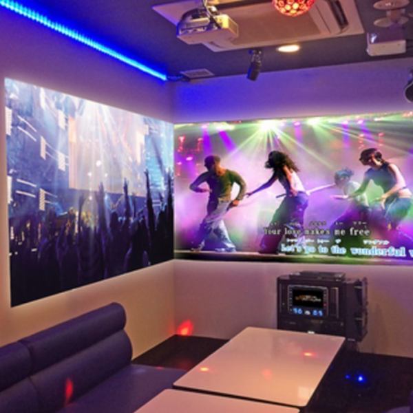 ★ライブ映像を楽しみたい★ビッグエコーではお客様のご利用シーンや人数に合わせてお部屋までご案内させていただきます。デュアルプロジェクターが設置されたお部屋では2つのプロジェクター画像が壁に投影され、ライブのような臨場感を味わえます！※ルーム数や内装は店舗により異なります。