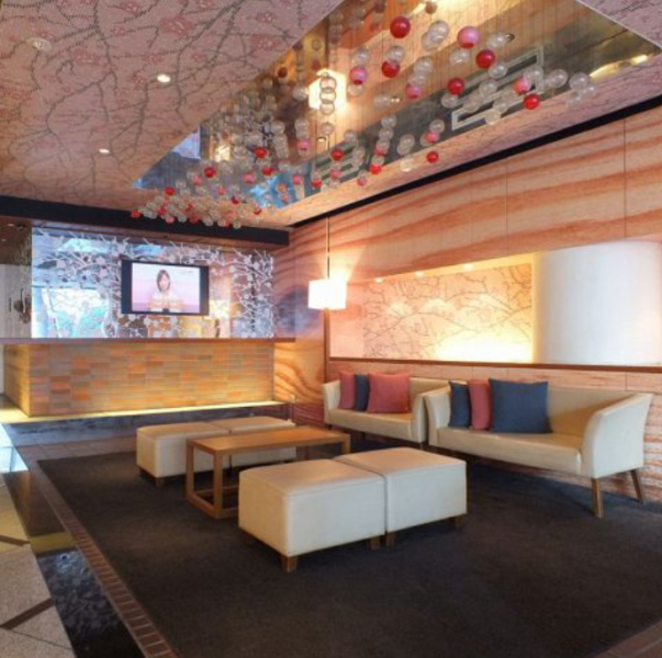 ★会社宴会・パーティ・同窓会など各種ご宴会に★20人様以上でもご利用可能のパーティールーム◎精密採点機能のグレードアップや、新感覚のカラオケゲーム等様々なコンテンツもございます！お好きな楽しみ方で、みんなでワイワイ盛り上がり、特別な時間をお過ごしください♪※ルーム数や内装は店舗により異なります。