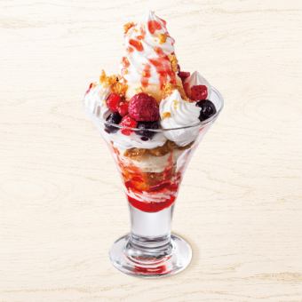 いちごとベリーのパフェ