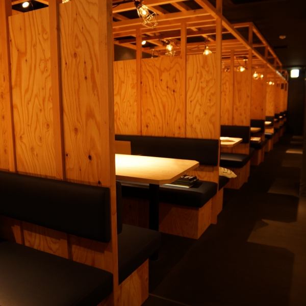 这个包厢座位是一个半私人房间，是一个不仅可以放松约会，还可以与朋友共进晚餐的空间。不仅是当地人，还有在广岛市观光的人，请到海鲜居酒屋“Maru Kaiya Risshiyamachi”来治愈♪我们正在准备我们的特制酒！