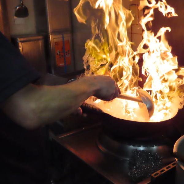 【ボリューム満点！本格中華】シンプルなテーブルに豪快な大皿料理。飾らない店内でご提供する料理は、中華の道40年のシェフが作る本格派。目にも満足のボリューム、本格四川の辛みと味わい。気軽な店内で、シェフのとびきりの中華をご堪能ください♪