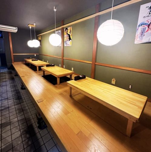 <p>掘り炬燵席は足をのばしてゆったりとくつろげる落ち着いた空間で、長時間でも快適にお過ごしいただけます。最大20名様まで対応可能なため、会社宴会や友人との集まりなど、幅広いシーンでご利用いただけます。席間にもゆとりがあり、周りを気にせず会話を楽しめるのもポイントです。</p>