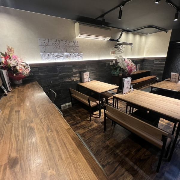 シックで落ち着いた雰囲気の店内は、大人の女性がゆったり過ごせる非日常の空間です。総席数24席の洗練されたインテリアと照明が、デートや女子会を彩ります。韓国料理と洋食の融合というコンセプトに合った、優雅で心地よいムードが魅力。全席全面禁煙なので、快適にお食事を楽しめます。