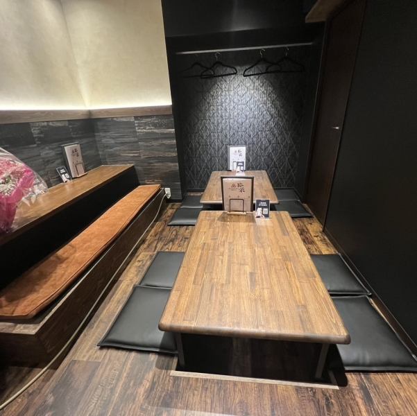 バーと見紛うほど豊富なウイスキーの品揃えが当店の魅力です!本格韓国料理や、14種類から選べる唐揚げとの特別なペアリングをぜひお試しください。唐揚げは1個から注文でき、カットサービスも可能なので、少しずつたくさんの種類を楽しみたい女性客層に大人気です♪満足間違いなしの一皿をどうぞ。