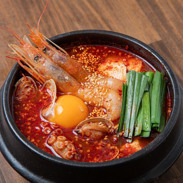 「心温まる韓国の定番料理」出汁から丁寧に仕込んだ◆海鮮スンドゥブチゲ1,540円(税込)