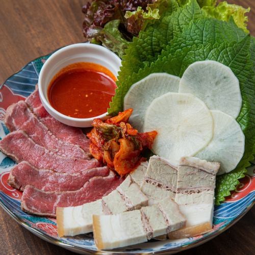 「自家製からみそで食べる」当店オリジナル料理◆牛ももたたきポッサム風1,650円(税込)