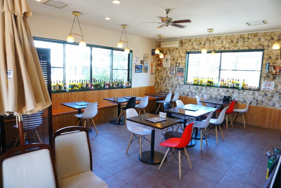 大きな窓からの明るい日差しが溢れるカジュアルな空間で、小さなお子様からご年配のお客様まで幅広くご利用頂いております。大型モニターでイタリアの風景をお楽しみ頂きながらゆったりお食事して頂けます。