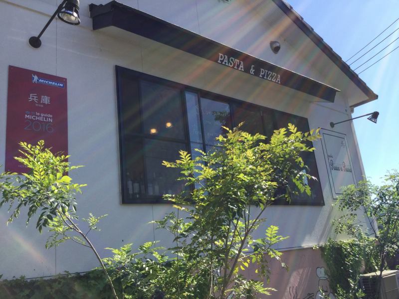 ２０１２年にオープン。多くのお客様に支えて頂き、今日があります。お客様からの口コミが届き、２０１６年ミシュランガイド兵庫特別版にもご掲載頂きました。開業時の想いのまま、今も「美味しさ」を追求し一皿ずつ、想いを込めて調理しております。いつまでも、心に留めて頂けるようなお店になれるようにパスタとピッツァをお届け致します。
