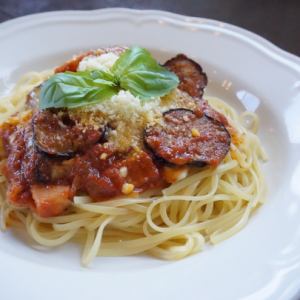 ナスとベーコンのバジル香るトマトソース