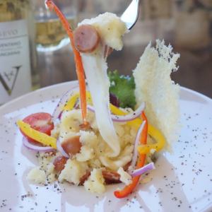 たっぷりモッツァレラと自家燻製ソーセージの温ポテトサラダ