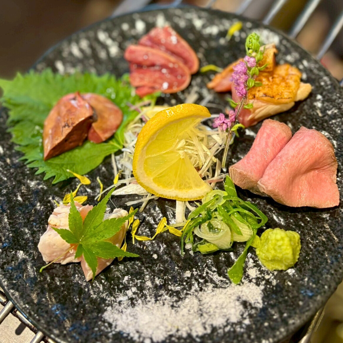 和牛、国产牛肉和京都赤鶺鸟鸡采用低温烹饪和炙烤技术烹制,制成美味的生肉料理。