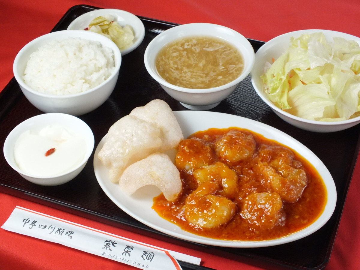A great lunch set is available from 680 yen ♪
