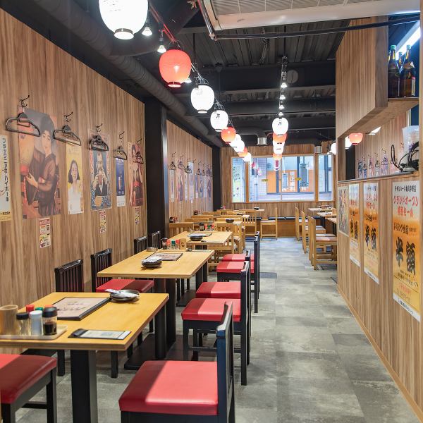 スタッフの活気ある声が響き渡る店内は、不思議と肩の力が抜けるような心地よい空気に満ちています。親しい友人とのカジュアルな飲み会など、普段使いのシーンでも気兼ねなく利用できるのが魅力です。大人数での賑やかな宴席にも対応可能な広さを備えており、どんな集まりでも一体感を持って楽しめる環境が整っています。