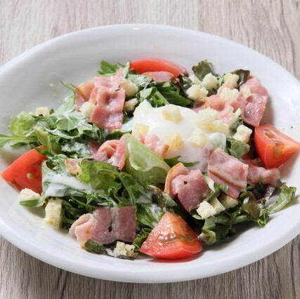 温玉とベーコンのシーザーサラダ/山芋とむしどりの和風サラダ