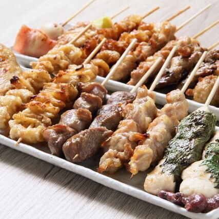 一本ずつ丁寧に焼き上げる自慢の串焼きをご賞味あれ