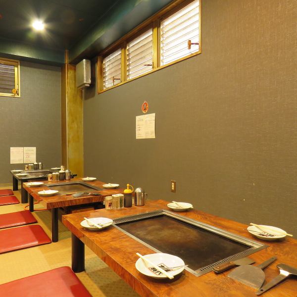 総席数60席の店内は広々ご利用頂けます。店内はテーブルソファ席、お座敷席、テーブル席と全3種ご用意しております。貸切で最大60名様までご利用頂けます。連日賑わう店内にはお財布に優しい絶品もんじゃを求めて学生さんや女子会は勿論、会社宴会など様々な客層が来店！圧倒的なリピート率を誇る岡山の人気店です。