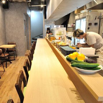 [1F/Counter total 11 seats] Counter seats that can be used by one person without hesitation.For a quick drink or a quick drink after work ◎ It's easy to stop by near the station, and you can also use it for a quick drink with friends and colleagues! Please feel free to visit us ♪