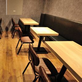 【2F/テーブル 4名様×4卓】2Fフロアのテーブル席は広々としておりグループでのご予約にオススメです◎