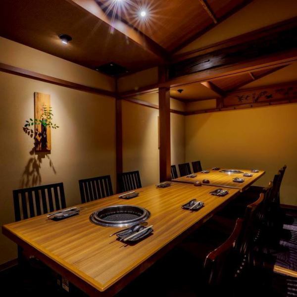 木の温もりあふれる和モダンな個室は、落ち着いた雰囲気の中でゆったりとお食事を楽しめる空間です。周囲の目を気にせず、家族や友人、ビジネスの大切な会話も安心してお過ごしいただけます。接待や記念日、特別ん日にふさわしいプライベート空間で、心ゆくまで上質な焼肉をご堪能下さい。