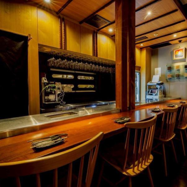 木を基調とした落ち着いた和モダン空間のカウンター席は、目の前で職人が丁寧にお肉を切り分け、準備する姿を間近に楽しめる特別なお席。臨場感あふれるライブパフォーマンスを感じながら、職人技が光る極上の焼肉を味わえます。特別な時間を求めるお一人様やカップル、少人数でのご利用に最適な洗練された大人の空間です。