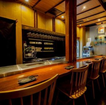木の温もり溢れる落ち着いた空間で、職人が目の前で繰り広げる技や丁寧な仕上げを間近でご覧いただけるため、五感すべてで楽しめる特別な場所です。一人でも気軽にご利用いただけるカウンター席は、お仕事帰りや、デートにも最適。程よい照明が心地よい空間を演出し、リラックスしながら味わうお肉は格別の美味しさです。