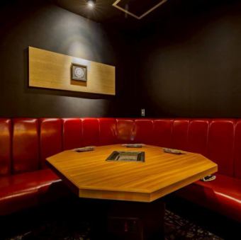 ゆったりとくつろげるソファ席は、居心地の良さが自慢です。ふかふかのソファに身を預けながら、仲間やご家族との会話を楽しみつつ、時間を忘れて心からリラックスできる空間をご提供します。グループでのご利用にも最適。誕生日や記念日、女子会やファミリーでの集まりなど、特別なひとときを彩るのにぴったりです。