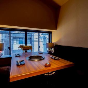 周囲を気にせずお過ごしいただける4名様用の個室をご用意しております。ご家族やご友人、ビジネスの会食にも最適で、落ち着いた雰囲気の中お食事をお楽しみいただけます。個室ならではの静けさとプライバシーが守られた空間は、会話も弾みやすく、特別な日から普段のお食事まで幅広いシーンでご利用いただけます。