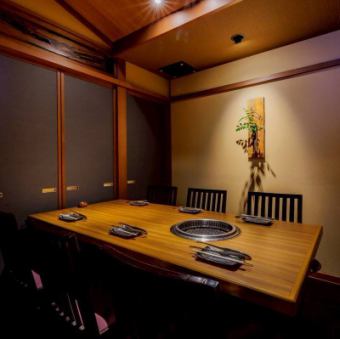 落ち着いた雰囲気の6名様用個室を2部屋ご用意しており、用途に応じて連結してご利用いただけます。ご家族やご友人、会社の会食や小規模な宴会など、さまざまなシーンで幅広くご活用いただけるプライベート空間です。特別な日や大切な集まりに最適。上質なお肉とともに、贅沢で快適な時間を心ゆくまでご堪能ください。