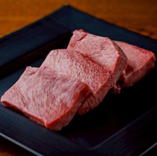 厚切りの極み、至福の牛タン塩