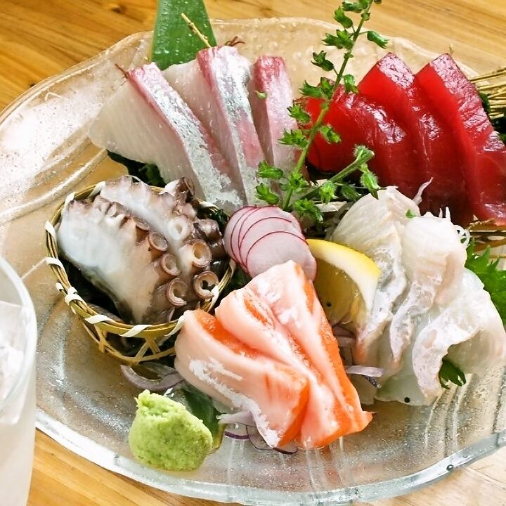 You can also enjoy fresh seafood such as seafood geta sashimi and straw-grilled bonito.
