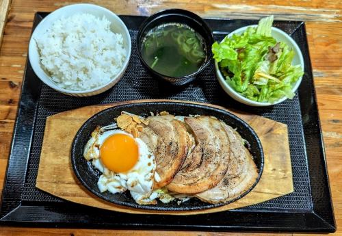 チャーシューエッグ鉄板焼き