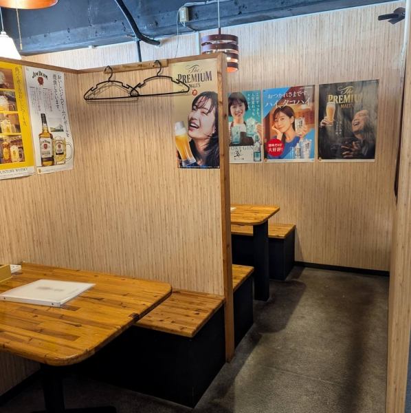 木目調の落ち着いた店内では、少人数のお客様でもゆったりお食事いただける半個室席もご用意。接待や大事なお客様のおもてなしにもご利用頂けます。